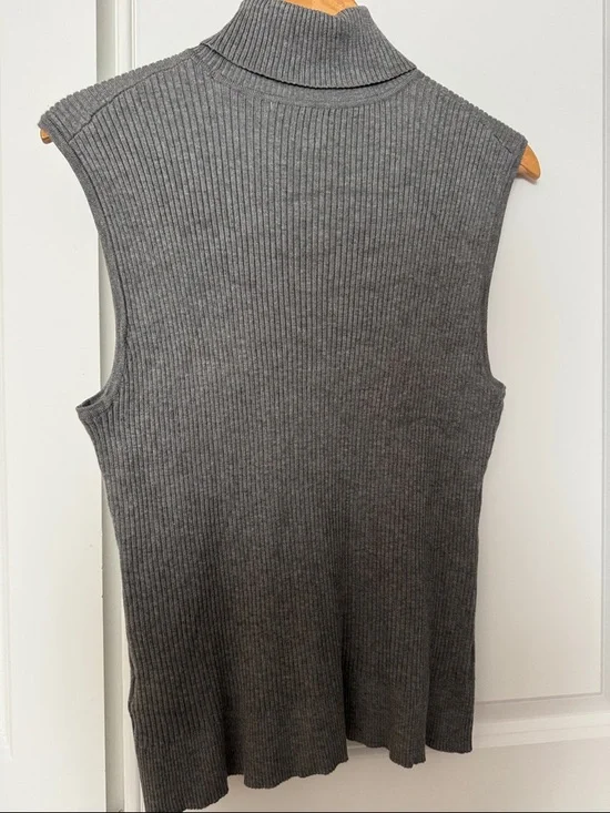 Cable & Gauge Ribbed Sleeveless Turtleneck in Heather Gray - Picture 3 of 4